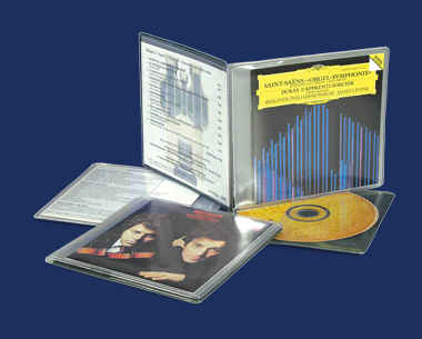 Plusieurs boîtiers et pochettes de protection pour CD et DVD, disposés sur un fond bleu